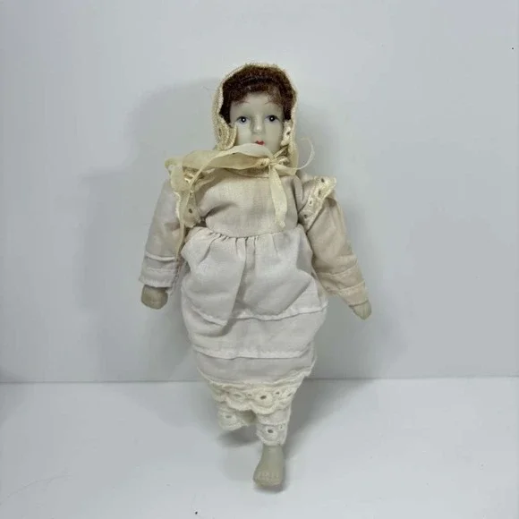 Set Of 3 Miniature Bisque Dolls In Shabby Chic Green Cream Tin Wall Pocket - Picture 6 of 10